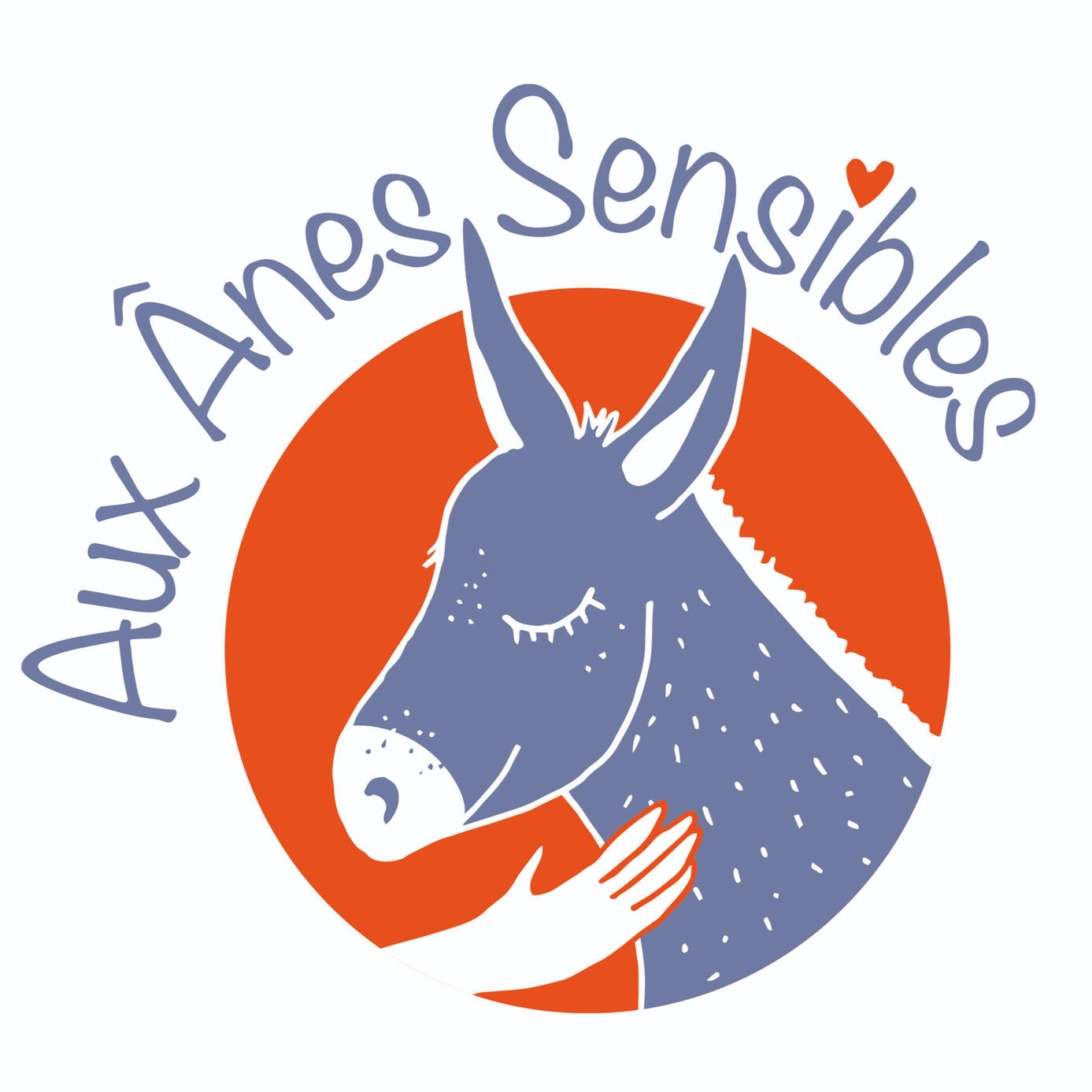 Logo simple de "Aux Ânes Sensibles" La tête d'un âne gris-bleu est dessiné dans un rond orange avec une main humaine sur son encolure. Le nom de l'asinerie est écrit en gris-bleu en arrondi au dessus du rond orange. Le point du i du mot sensibles est un cœur orange.