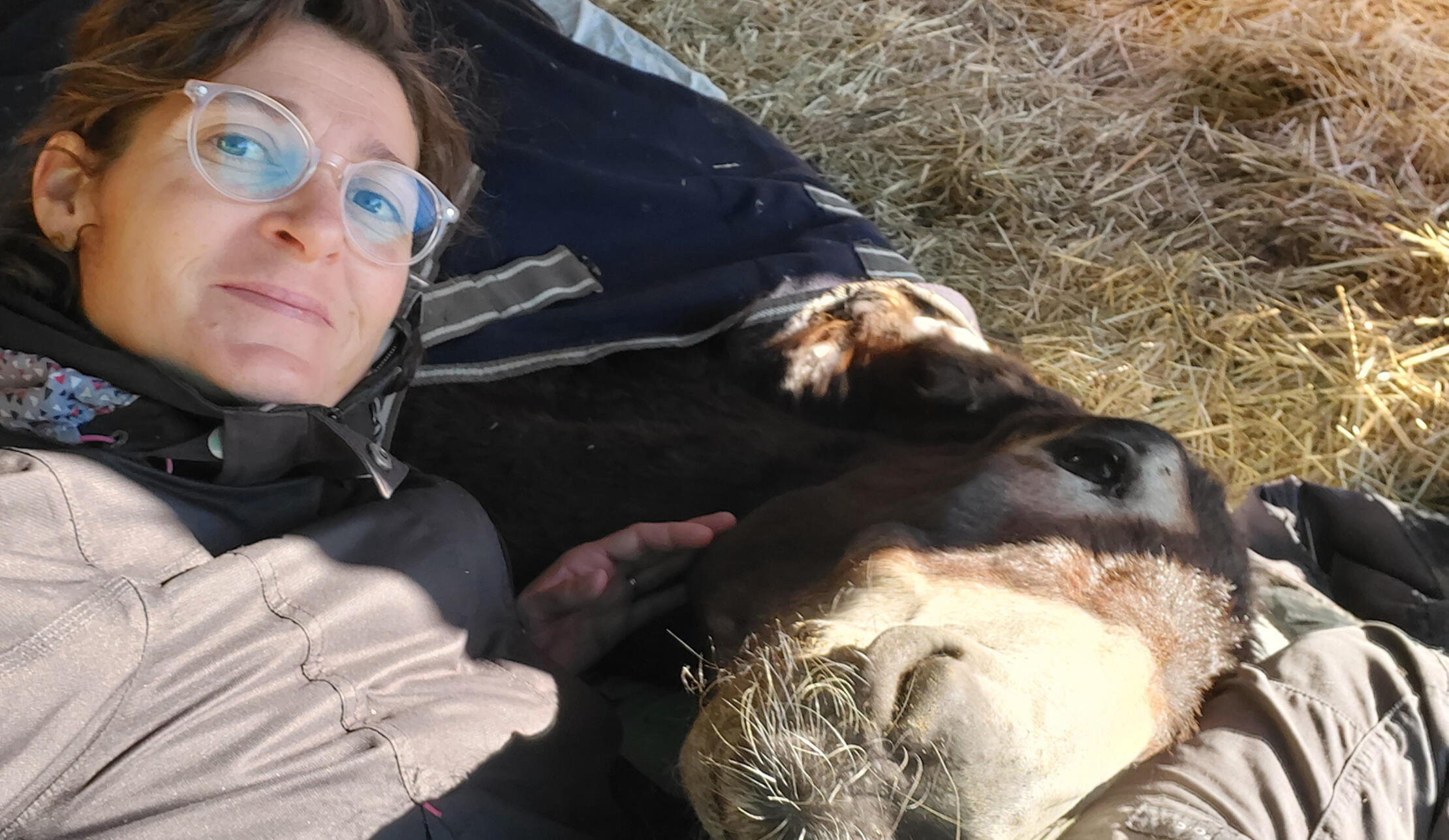 Manou et l'âne Miro Manou et l'âne Miro sont allongés entrelacés : la tête de Miro sur les genoux de Manou.